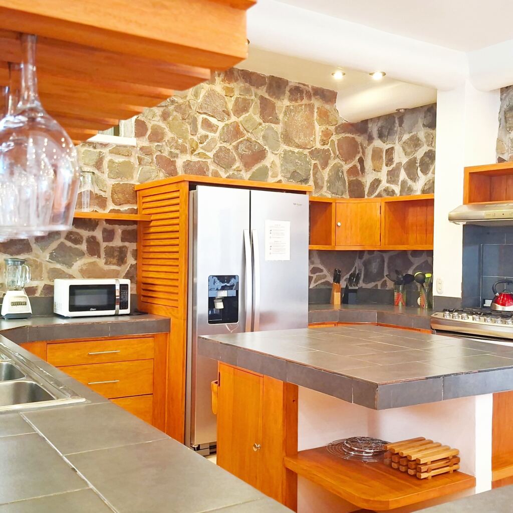 A fully equipped kitchen with an island, for effortless cooking.